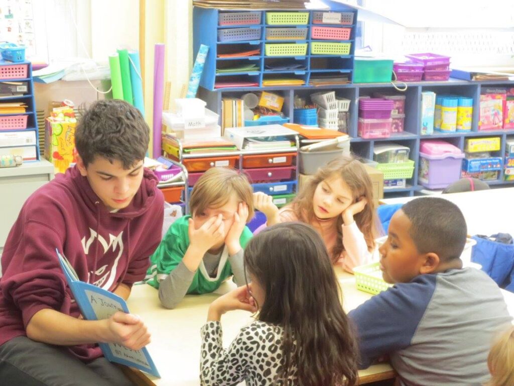 iSchool student reading to kids